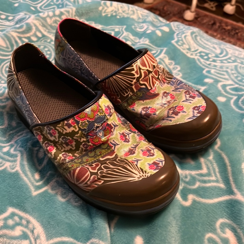 Floral patterned Dansko clogs size 40 🌸